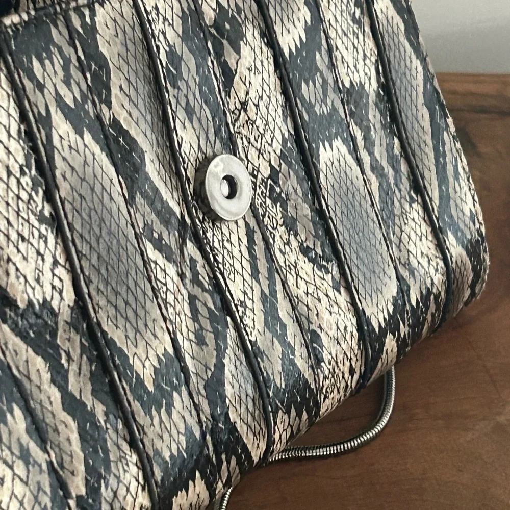 Nine West Snake Skin Crossbody exotic textured Black Beige 9”x6” Clutch chain - Picture 10 of 13